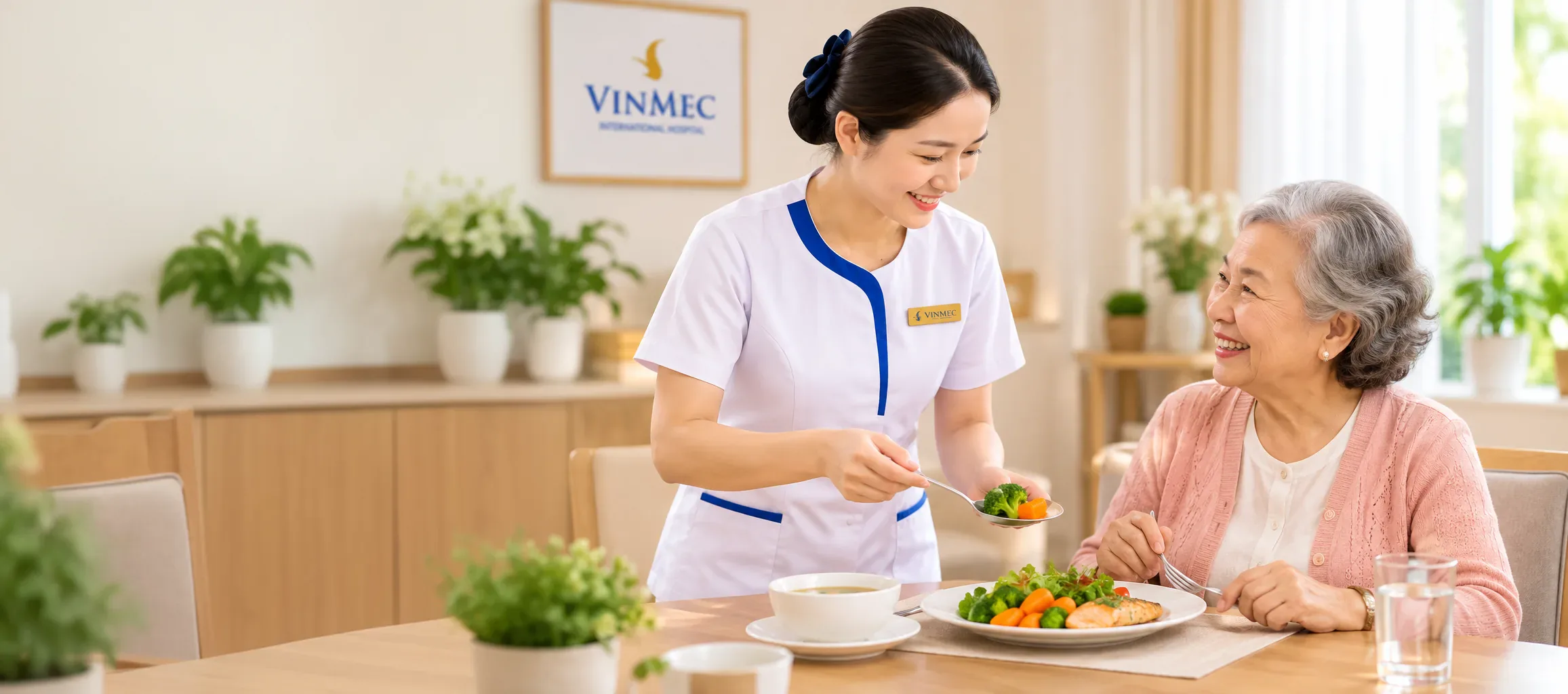 Nhân viên chăm sóc phục vụ bữa ăn cho một cư dân lớn tuổi tại Vin New Horizon Tuyên Quang