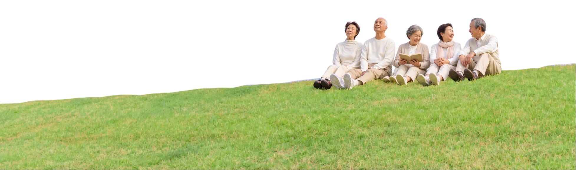 Nhóm cư dân cao tuổi ngồi trò chuyện trên đồi cỏ