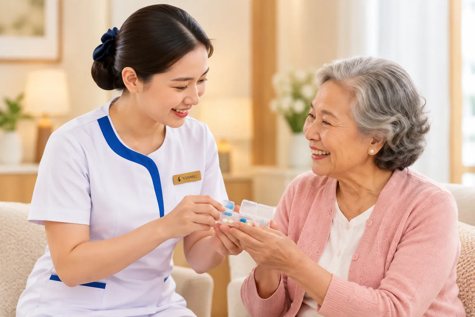 Nhân viên y tế hướng dẫn cụ bà dùng hộp chia thuốc