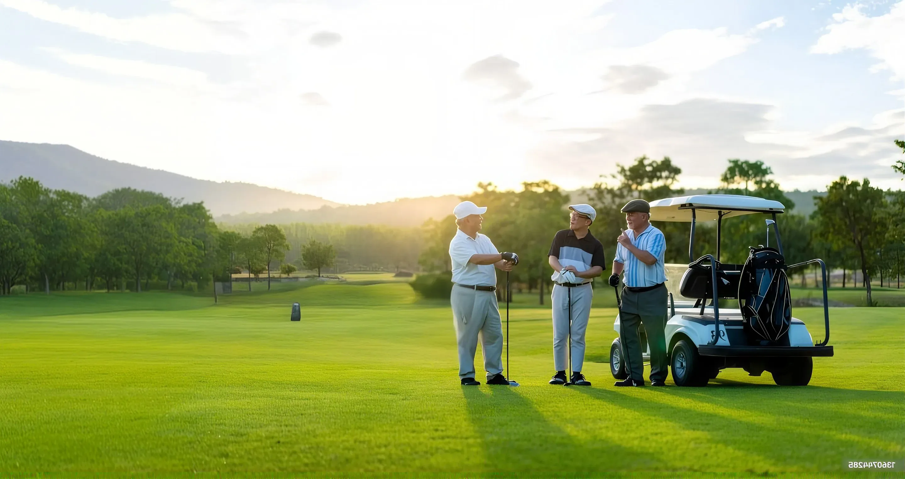 Ba ông cụ trò chuyện bên xe golf trên sân cỏ lúc hoàng hôn