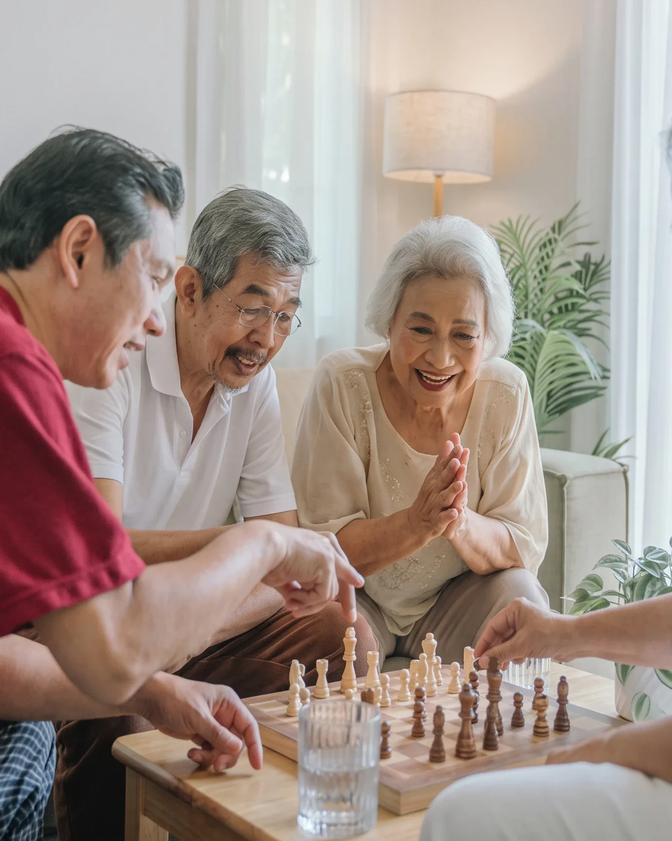 Các ông bà quây quần chơi cờ vua bên bàn